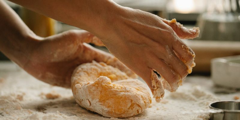 Deeg voor zelf Brabantse worstenbroodjes kneden